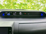視認性の高いメーター類で、運転に必要な情報を的確に把握できます。安全運転をサポートする機能も充実しています。