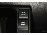 3つの走行モードがあります。『EVモード』はモーターのみで走行しガソリンを消費しないハイブリッド車ならではの環境にも優しい走行です。