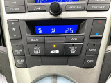 【オートエアコン】一度お好みの温度に設定すれば、車内の温度を検知し風量や温度を自動で調整。暑い&hellip;寒い&hellip;と何度もスイッチ操作をする必要はありません。快適な車内空間には必須の機能ですね♪