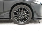 アルミホイールを装備、タイヤサイズは215/45R18です。