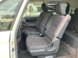 ドライバーの視界を妨げない、広々とした室内空間。運転操作がしやすい、機能的なデザインです。