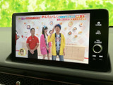 停車中には、地上デジタル放送を楽しめます。移動中の待ち時間も快適に過ごせる、便利な機能です。家族でのドライブにもおすすめです。