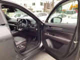 運転席のドアもかなり大きく開きます。