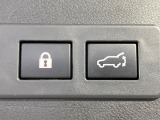 【パワーバックドア】スマートキーや運転席のボタンを押すだけでリアゲートが自動で開閉します!荷物を持っている時や、高い位置にあるバックドアを閉める際に便利な機能です♪