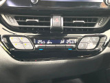 【オートエアコン】一度お好みの温度に設定すれば、車内の温度を検知し風量や温度を自動で調整。暑い&hellip;寒い&hellip;と何度もスイッチ操作をする必要はありません。快適な車内空間には必須の機能ですね♪