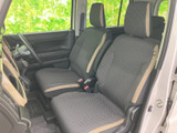 落ち着いたデザインの内装が、上質な空間を演出。運転に集中できるシンプルな構成。視界も広く、安全運転をサポートします。