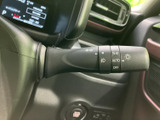 操作しやすいウインカーレバーで、安全な車線変更をサポート。直感的に操作できるので、運転に集中できます。視認性も確保されています。