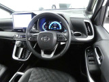 【運転席まわり】・・・ハンドルやシートなども隅々までクリーニング済み。キレイな車内でドライブがより一層快適にお楽しみいただけると思います。