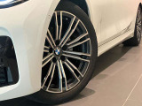 BMW純正アロイホイールはモデルやパッケージに合わせてデザインされています。洗練されたデザインで、足元の個性を引き立てます。