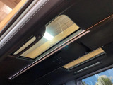 【大型サンルーフ】車内の解放感が一気に上がる大型のパノラマルーフ!季節を問わず開放的で快適なドライブをお楽しみいただけます。流通量も少なく希少価値の高い人気の装備です♪