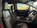 運転席の画像です。足元やシートまわりに余裕があり、リラックスした姿勢で運転が可能です。視界も良好で操作系へのアクセスもしやすく、快適で安心感のあるドライブをサポートします。