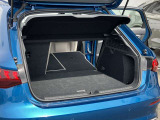 開口部が低く設定されているので、荷物の積み下ろしがスムーズに行えます。更に分割可倒式リアシートの採用でシートのバックレストを倒すと、大きく長い荷物も積み込めます。
