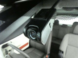 安心装備ドライブレコーダーを装備しています。自車の走行状態を常に録画しています。