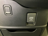 アクセサリーソケットはUSBのアダプターなどをつければ、スマホの充電にも使えます。周辺には物が置けるボックスがついています。