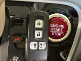 【Hondaスマートキー】カバンやポケットに入れたままでもドアの施錠・解錠が可能なスマートキーを装備。エンジンのオン・オフ時もカギを取り出す必要が無いからとっても便利です♪