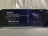 カメラが車線を認識してはみ出しそうになるとステアリングアシストが介入するレーン・キープ・アシストシステムを装備しております。お好みで作動・非作動の設定も可能です。