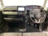 車内は光触媒抗菌消臭施工済です。インパネ周りはスタイリッシュなデザインで機能や装備も充実しています。グローブボックスやカップホルダーのほかにトレーなどたくさんの収納スペースが付いています。