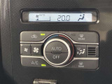 オートエアコンは温度を設定するだけで、自動で風量などを設定してくれます。運転しながら操作も必要ないので、安全性も向上します。
