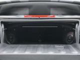 フロア下も収納があり、小さい荷物は下に入れてすっきり使えます。アウトドアに嬉しいシガーソケットもトランクルームにあります。