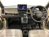 車内は光触媒抗菌消臭施工済です。インパネ周りはスタイリッシュなデザインで機能や装備も充実しています。グローブボックスやカップホルダーのほかにトレーなどたくさんの収納スペースが付いています。