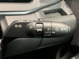 車外の明るさに応じでライトを点灯、消灯してくれるオートライト機能です☆お天気の良い昼間のトンネル走行などオートにしてると便利で安心です☆エンジン停止時にライトの消し忘れも無くなります☆