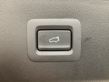 パワーリフトゲートは運転席とリフトゲート側、さらにアドバンストキーでも開閉が可能!開度は無段階にメモリー設定もできます。ゲート内側にタッチセンサーを配置し、手などを挟み込む危険を低減します。