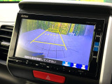【バックカメラ】駐車時に後方がリアルタイム映像で確認できます。大型商業施設や立体駐車場での駐車時や、夜間のバック時に大活躍!運転スキルに関わらず、今や必須となった装備のひとつです!