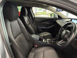 運転席の画像です。足元やシートまわりに余裕があり、リラックスした姿勢で運転が可能です。視界も良好で操作系へのアクセスもしやすく、快適で安心感のあるドライブをサポートします。