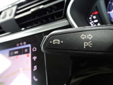 居眠り運転やわき見運転など、万が一車両が道路白線をはみだしそうになると、車がハンドルを自動修正してくれるアウディレーンアシストが装備されております。