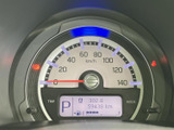 視認性の高いメーターで、速度や走行情報を確認しやすいです。運転に集中できる落ち着いたデザインが魅力です。