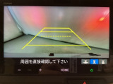 ギヤをR(バック)に入れるとディスプレイオーディオの画面に後ろの映像が映るリアカメラ付です。後退時、コンディションが悪い視界でもカラーバックモニターがドライバーをサポートします。