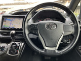 握りやすいステアリングは、運転操作を快適にします。操作性にも優れ、スムーズなハンドリングを実現。運転の楽しさを追求しました。