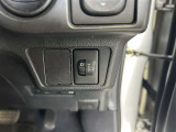 トランクに荷物を積んでヘッドライトの光が下がってしまったりしたときに、光軸の調整が可能です。