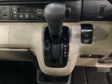 CVT車のセレクトレバーです。低速から高速まで、変速ショックのないスムーズな走りを実現するとともに、エンジン効率のよい領域を維持することで燃費にも貢献します。