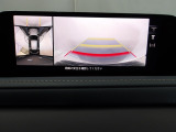 狭い場所での駐車やすれ違いなどでより的確な運転操作に役立つ360&deg;ビューモニターが装備されています。