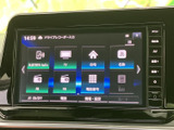 多彩な機能を備えたナビゲーションシステム。ドライブの頼れる相棒として、快適な移動をサポートします。Bluetooth接続で、お気に入りの音楽も楽しめます。