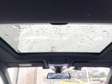 ●パノラマミックガラスルーフ:大迫力のパノラマルーフは、後部座席にまで続いており、開放的な空間をお楽しみいただけます。
