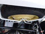 【応急タイヤ】万が一パンクやバーストした時は応急タイヤの出番です! ジャッキや工具も揃っているので、楽しいドライブ中の万が一にも対応できますよ♪