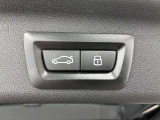 MINIの運転席操作部は、中央に構えるディスプレイが最大の特徴です。航空機を思わせるトグルスイッチなど、直感的で遊び心のあるメカニカルな操作感が、ゴーカートのような走りの高揚感を高めます。