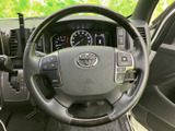 握りやすいステアリングが、運転の楽しさを向上させます。操作性にも優れ、スムーズなハンドリングを実現。快適なドライビングをサポートします。