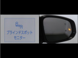 隣車線を走る車両をレーダーで検知し、ドアミラーでは確認しにくい後側方エリアに存在する車両に加え、急接近してくる車両も検知します。車両を検知するとドアミラーに搭載されたLEDインジケーターが点灯します。