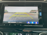 【リアカメラ】リバースに入れるだけで後方の映像が映ります。安全確認や、狭い駐車場での車庫入れ、雨の日や夜間など視界の悪い時に便利です。安全にバックする為には欠かせない装備です。