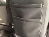 【シートバックポケット】すぐ手に取りたいアイテムをスマートにしまっておけます。限られた空間を有効に活用でき、長距離のドライブでも車内を清潔感のある落ち着いた状態に保ってくれる実用的な機能です。