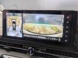 上空から見下ろしているかのような映像で周囲を確認可能。駐車時や狭い道でのすれ違いも安心です。