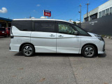 両側ハンズフリー機能付きのオートスライドドアです。両手が荷物や傘などでふさがっていてもつま先をボディーの下に出し入れするだけで開閉が可能です。
