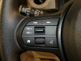 【ステアリングリモコン】ステアリングにオーディオ調節可能なスイッチが装備されていますので運転中でも視線をそらさずにオーディオの調節が可能です!