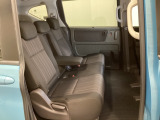 2列目シートは背もたれの角度調節ができるベンチシートになっております。長距離運転になってもゆったりとできるように、アームレストがついてます。