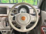 インテリアに合わせたデザインのステアリングは、運転される方のことも考え、運転しやすい形状、大きさです。是非一度、実際に触ってお確かめください。