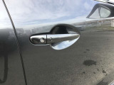 スマートキーを所持している状態でロックボタンを押すと、車両すべてのドアの解錠や施錠を行うことが出来ます。