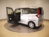 乗り降りをサポートする助手席リフトアップシート装着のウェルキャブ車